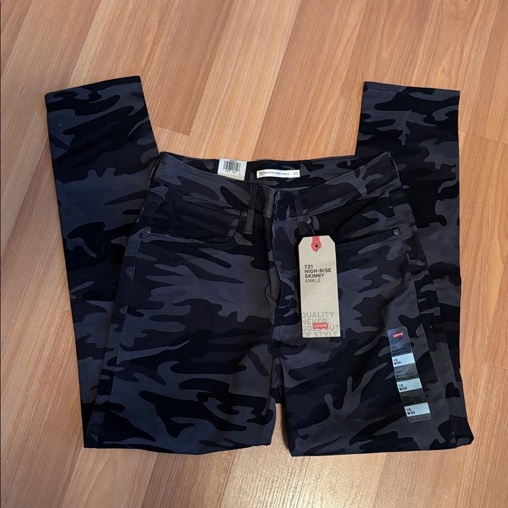 Levi’s 721 Camo High Rise Skinny Ankle Sculpt Pants